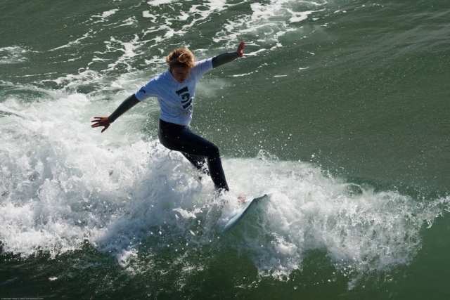  garota surfando 